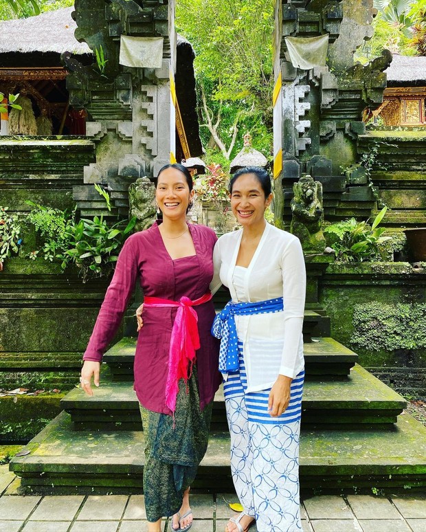 Potret Tara Basro dalam balutan kebaya Bali.