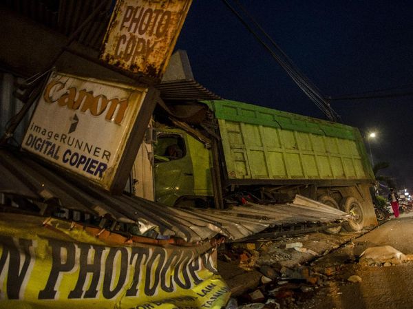 Truk Rem Blong Tewaskan 2 Orang di Sumedang