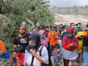 Video Warga Kaki Gunung Semeru Mengungsi Khawatir Material Vulkanik
