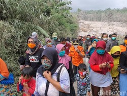 Video Warga Kaki Gunung Semeru Mengungsi Khawatir Material Vulkanik