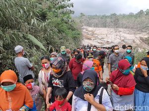 Kepanikan Warga Mendengar Gemuruh Gunung Semeru Usai Meletus