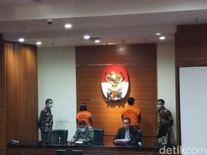 KPK Tahan 2 Tersangka Kasus Korupsi Proyek di Bakamla KPK Tahan 2 Tersangka Kasus Korupsi Proyek di Bakamla