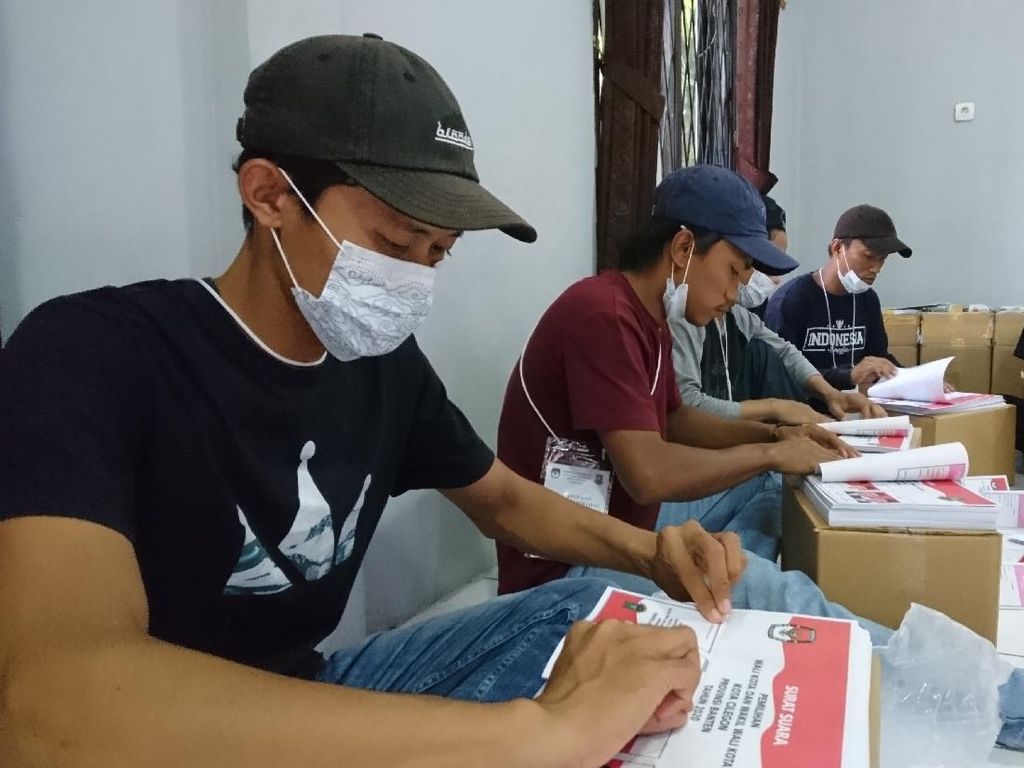 KPU Mulai Lipat Surat Suara Pilwalkot Cilegon KPU Mulai Lipat Surat Suara Pilwalkot Cilegon