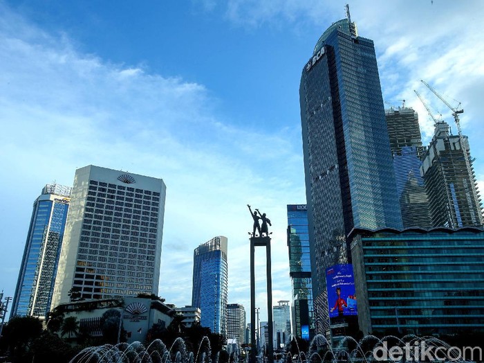 Hari ini, Selasa (1/12) cuaca cerah menyelimuti Ibu Kota. Pemandangan langit biru yang jarang terlihat akibat polusi udara kini menampakan pesonanya. Penasaran?