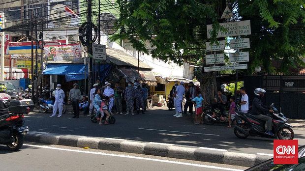 Laskar Pembela Islam (LPI) menjaga ketat daerah Petamburan, Jakarta Pusat, setelah Imam Besar Front Pembela Islam (FPI) Rizieq Shihab dipanggil Polda Metro Jaya, Selasa (1/12).