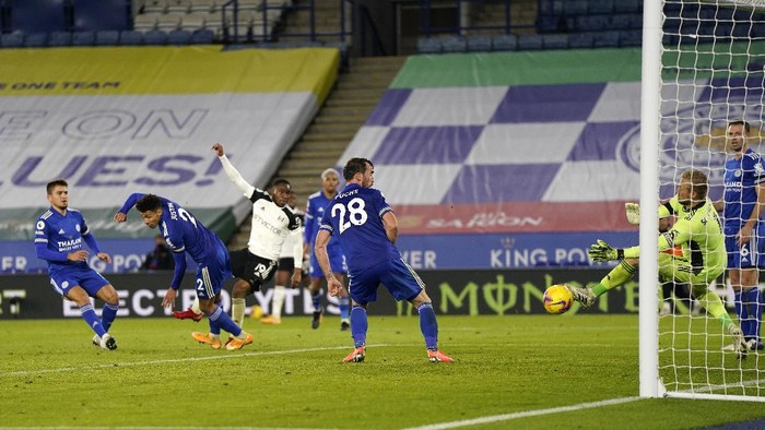 LEICESTER, ENGLAND - NOVEMBER 30: Ademola Lookman of Fulham has a shot saved by Kasper Schmeichel of Leicester City  during the Premier League match between Leicester City and Fulham at The King Power Stadium on November 30, 2020 in Leicester, England. Sporting stadiums around the UK remain under strict restrictions due to the Coronavirus Pandemic as Government social distancing laws prohibit fans inside venues resulting in games being played behind closed doors. (Photo by Tim Keeton - Pool/Getty Images)