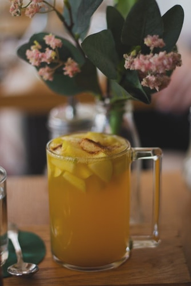 Perasaan lemon yang ditambahkan ke dalam hot toddy juga bisa menyehatkan karena menjadi sumber vitamin,