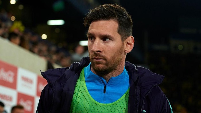 VILLAREAL, SPAIN - APRIL 02: Lionel Messi of Barcelona looks on front of the bench prior to the La Liga match between Villarreal CF and FC Barcelona at Estadio de la Ceramica on April 02, 2019 in Villareal, Spain. (Photo by Manuel Queimadelos Alonso/Getty Images)
