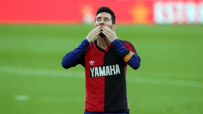 Lionel Messi melakukan selebrasi menggunakan jersey Diego Maradona di laga Barcelona vs Osasuna, Minggu 29 November 2020.