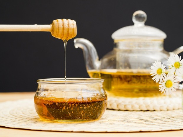 Rasa manis hot toddy berasal dari madu, dimana madu sendiri dikenal dapat membantu meringankan sakit tenggorokan dan batuk.