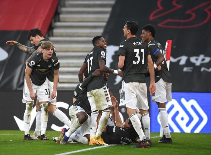 SOUTHAMPTON, ENGLAND - NOVEMBER 29: Edinson Cavani of Manchester United celebrates with team mates Fred (2L), Nemanja Matic (2R), Marcus Rashford (R) and Brandon Williams (L) of Manchester United after scoring their sides third goal during the Premier League match between Southampton and Manchester United at St Marys Stadium on November 29, 2020 in Southampton, England. Sporting stadiums around the UK remain under strict restrictions due to the Coronavirus Pandemic as Government social distancing laws prohibit fans inside venues resulting in games being played behind closed doors. (Photo by Mike Hewitt/Getty Images)