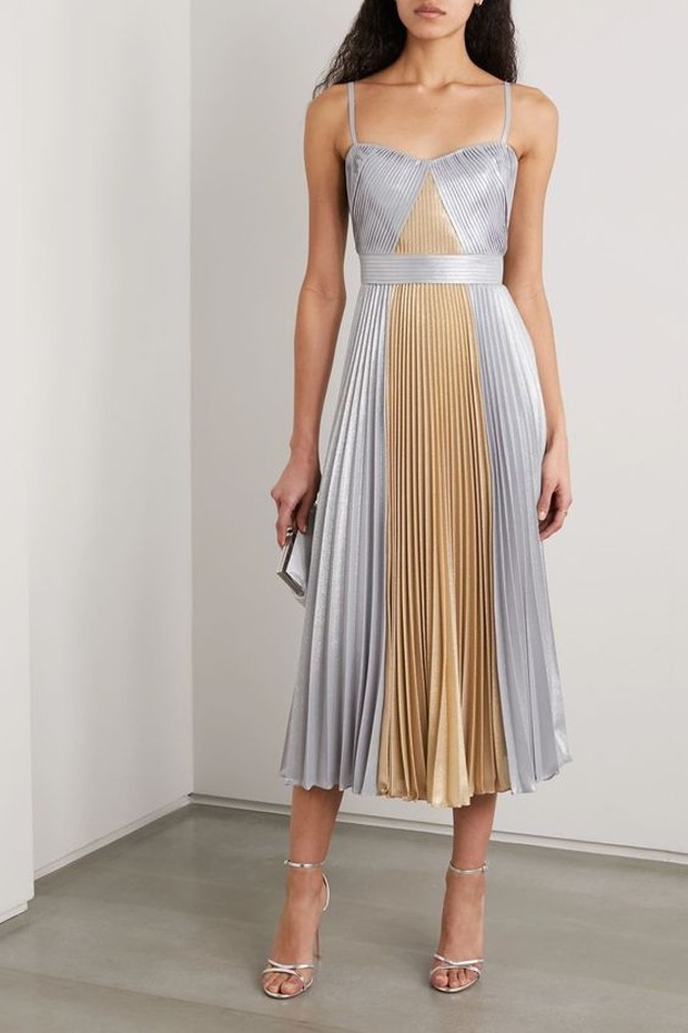 Midi dress akan membuat badan lebih berbentuk dan lebih langsing.