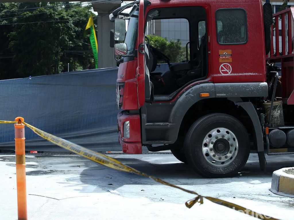Truk Tangki Terbakar di SPBU MT Haryono, Polisi: Sopir Terluka Truk Tangki Terbakar di SPBU MT Haryono, Polisi: Sopir Terluka