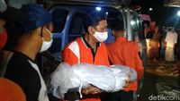 Momen Jenazah Korban Kecelakaan Tol Cipali Tiba di Rumah Duka