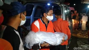 Momen Jenazah Korban Kecelakaan Tol Cipali Tiba di Rumah Duka