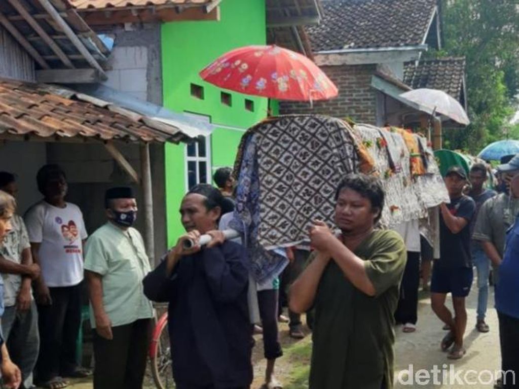 3 Jasad Sekeluarga Korban Kecelakaan Tol Cipali Dimakamkan Bersebelahan 3 Jasad Sekeluarga Korban Kecelakaan Tol Cipali Dimakamkan Bersebelahan
