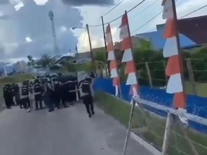 Detik-detik Brimob Kena Panah Pendukung Paslon Pilbub Boven Digoel