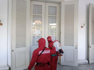 Semua Area di Balai Kota DKI Disemprot Disinfektan Usai Anies Positif COVID Semua Area di Balai Kota DKI Disemprot Disinfektan Usai Anies Positif COVID