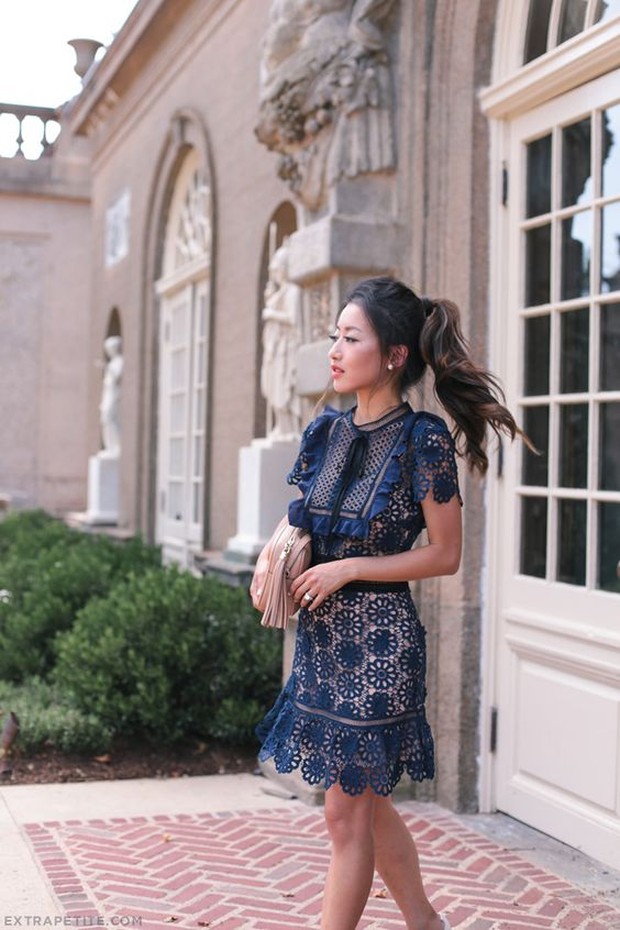 Cocok dipakai diluar ruangan karena dress ini mempunyai ukuran tidak terlalu panjang dan berlebihan.