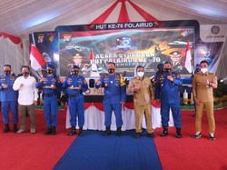 Kapolda Kalteng Beri Penghargaan ke 6 Anggota di HUT Polairud Ke-70