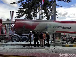 Tim Puslabfor Datangi SPBU MT Haryono Lokasi Kebakaran Truk Tangki Tim Puslabfor Datangi SPBU MT Haryono Lokasi Kebakaran Truk Tangki
