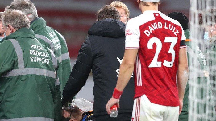 LONDON, ENGLAND - NOVEMBER 29: Raul Jimenez of Wolverhampton Wanderers is stretchered off after colliding with David Luiz of Arsenal during the Premier League match between Arsenal and Wolverhampton Wanderers at Emirates Stadium on November 29, 2020 in London, England. Sporting stadiums around the UK remain under strict restrictions due to the Coronavirus Pandemic as Government social distancing laws prohibit fans inside venues resulting in games being played behind closed doors. (Photo by Catherine Ivill/Getty Images)