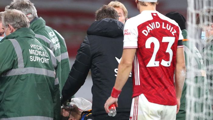 Raul Jimenez-David Luiz LONDON, ENGLAND - NOVEMBER 29: Raul Jimenez of Wolverhampton Wanderers is stretchered off after colliding with David Luiz of Arsenal during the Premier League match between Arsenal and Wolverhampton Wanderers at Emirates Stadium on November 29, 2020 in London, England. Sporting stadiums around the UK remain under strict restrictions due to the Coronavirus Pandemic as Government social distancing laws prohibit fans inside venues resulting in games being played behind closed doors. (Photo by Catherine Ivill/Getty Images)