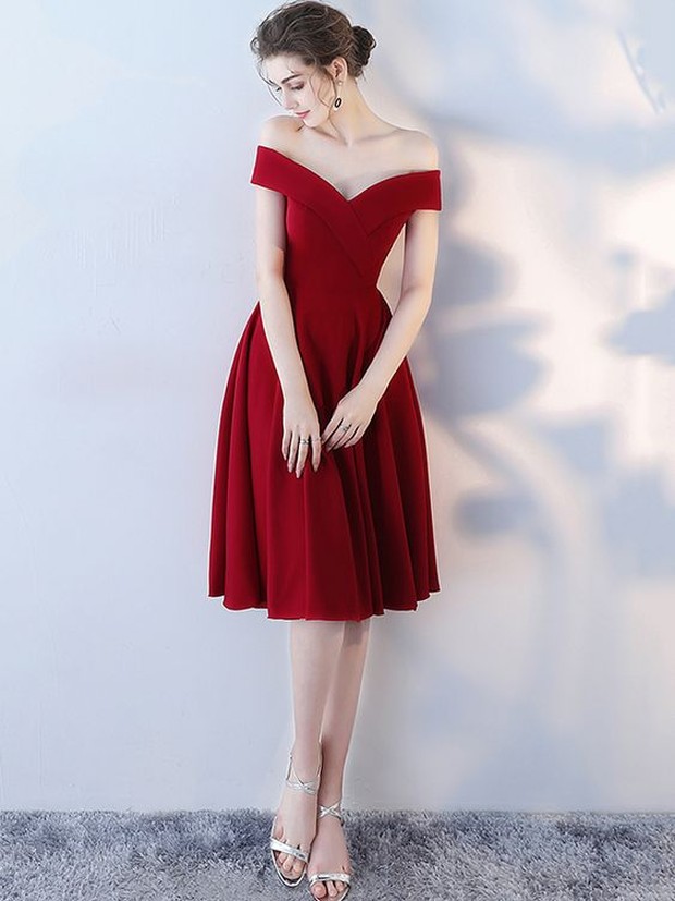 Dress merah bermodel off shoulder ini mungkin kelihatan sederhana tapi bisa meningkatkan kepercayaan diri.