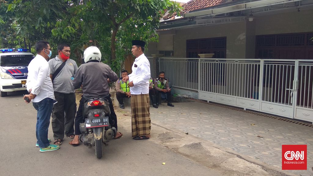 Rumah Mahfud MD di Kelurahan Bugih, Kota Pamekasan dalam pengawasan ketat aparat keamanan. (CNN Indonesia/Nurus Solehen)