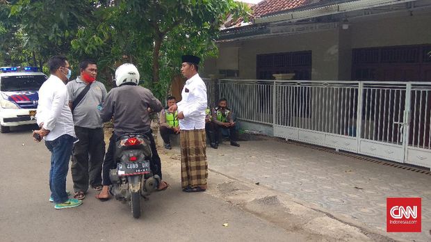 Rumah Mahfud MD di Kelurahan Bugih, Kota Pamekasan dalam pengawasan ketat aparat keamanan. (CNN Indonesia/Nurus Solehen)