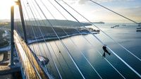 Bersihkan Es, Petugas Bergelantung di Kabel Jembatan Rusia