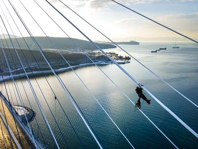 Bersihkan Es, Petugas Bergelantung di Kabel Jembatan Rusia