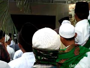 Datangi Rumah Ibunda Mahfud Md, Massa Suarakan Bela Habib Rizieq