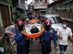 Pria Paruh Baya di Pulogadung Pingsan di Atas Pohon 10 Meter, Kok Bisa?
