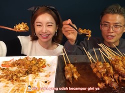 Seru! YouTuber Ssoyoung Mukbang Sate dan Nasi Goreng
