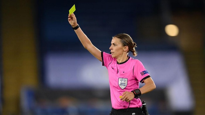 LEICESTER, ENGLAND - OCTOBER 22: Referee Stephanie Frappart shows Harvey Barnes of Leicester City a yellow card during the UEFA Europa League Group G stage match between Leicester City and Zorya Luhansk at The King Power Stadium on October 22, 2020 in Leicester, England. Sporting stadiums around the UK remain under strict restrictions due to the Coronavirus Pandemic as Government social distancing laws prohibit fans inside venues resulting in games being played behind closed doors. (Photo by Michael Regan/Getty Images)
