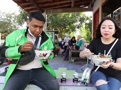 Keren! YouTuber Ini Traktir Ojol Sekaligus Borong Bakso Gerobakan