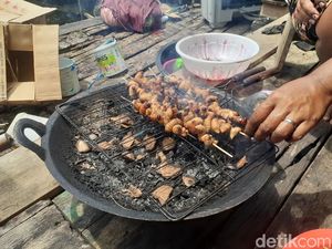Ulat Sagu, Makanan Wajib Para Bumil di Papua Ulat Sagu, Makanan Wajib Para Bumil di Papua