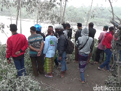Lokasi Material Muntahan Gunung Semeru Jadi Tontonan Warga