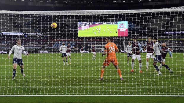 West Ham's Jarrod Bowen, rigt, scores his side's second goal during the English Premier League soccer match between West Ham United and Aston Villa at the London stadium in London, England, Monday, Nov. 30, 2020. (Neil Hall/Pool Via AP)