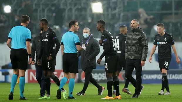 MOENCHENGLADBACH, GERMANY - DECEMBER 01: Ibrahima Traore and Marco Rose, Head Coach of Borussia Moenchengladbach argue with referee Danny Makkelie after the UEFA Champions League Group B stage match between Borussia Moenchengladbach and FC Internazionale at Borussia-Park on December 01, 2020 in Moenchengladbach, Germany. Sporting stadiums around Germany remain under strict restrictions due to the Coronavirus Pandemic as Government social distancing laws prohibit fans inside venues resulting in games being played behind closed doors. (Photo by Lars Baron/Getty Images)