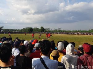 Kapolsek Ditegur Gegara Kerumunan Penonton Bola Tarkam di Serang Kapolsek Ditegur Gegara Kerumunan Penonton Bola Tarkam di Serang