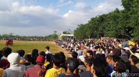 Abaikan Prokes, Warga Serang Berkerumun Nonton Tarkam