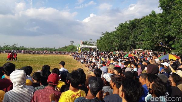 Abaikan Prokes, Warga Serang Berkerumun Nonton Tarkam