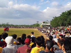 Wasit-Camat Diperiksa soal Kerumunan Penonton Bola Tarkam di Serang