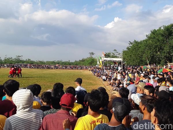 Abaikan Prokes, Warga Serang Berkerumun Nonton Tarkam