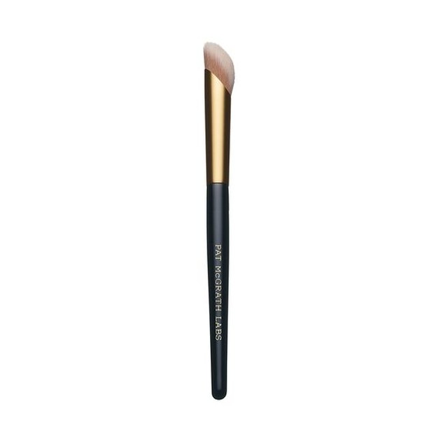 Angled Brush digunakan untuk memulas pipi