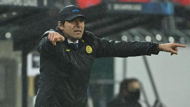 Inter Milan's Italian coach Antonio Conte reacts from the sidelines during the UEFA Champions League football match Borussia Moenchengladbach v Inter Milan in Moenchengladbach, western Germany, on December 1, 2020. (Photo by Ina Fassbender / AFP)