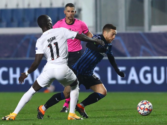 BERGAMO, ITALY - DECEMBER 01:  Alejandro Dario Gomez (R) of Atalanta BC is challenged by Awer Mabil (L) of FC Midtjylland during the UEFA Champions League Group D stage match between Atalanta BC and FC Midtjylland at Gewiss Stadium on December 1, 2020 in Bergamo, Italy.  (Photo by Marco Luzzani/Getty Images)