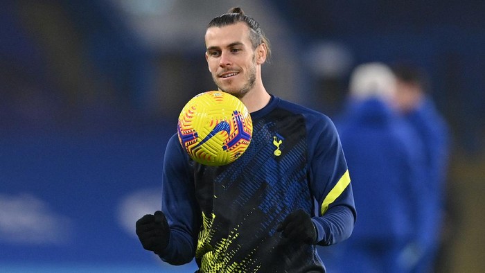 LONDON, ENGLAND - NOVEMBER 29: Gareth Bale of Tottenham Hotspur warms up prior to the Premier League match between Chelsea and Tottenham Hotspur at Stamford Bridge on November 29, 2020 in London, England. Sporting stadiums around the UK remain under strict restrictions due to the Coronavirus Pandemic as Government social distancing laws prohibit fans inside venues resulting in games being played behind closed doors. (Photo by Justin Tallis - Pool/Getty Images)